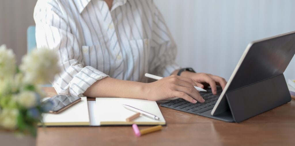 Frau erstellt einen Hygieneplan