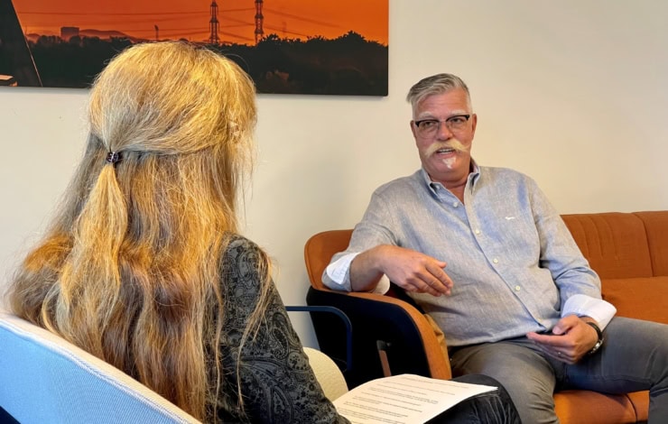 Frau interviewt Frank Kleinmann