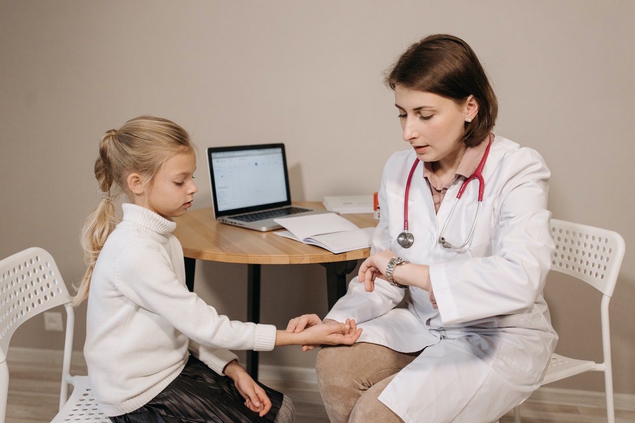 Eine Kinderärztin untersucht eine Patientin.