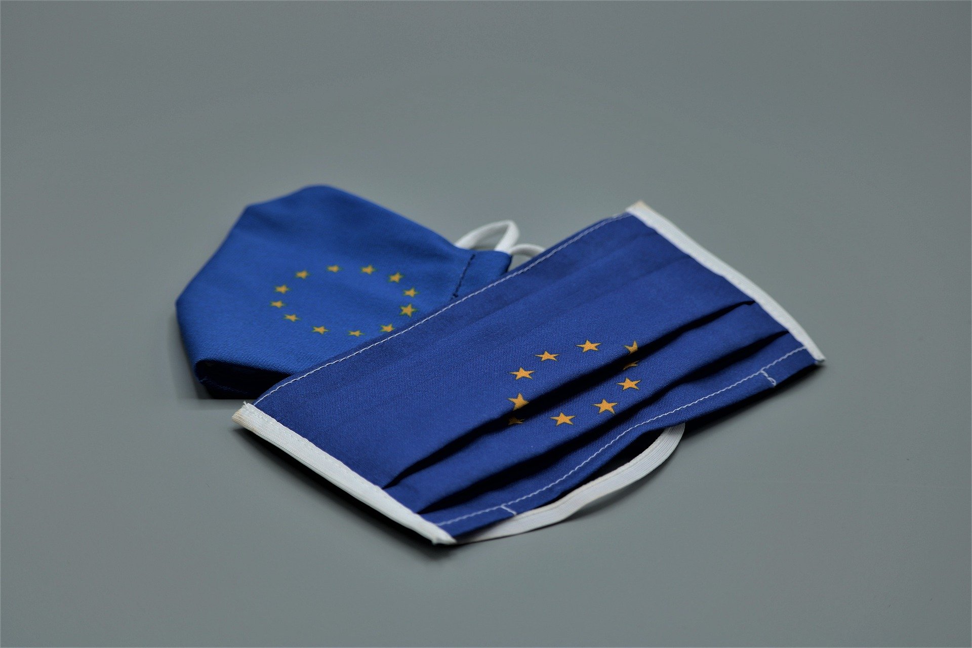 Schutzmasken im Stil der Europa-Flagge.