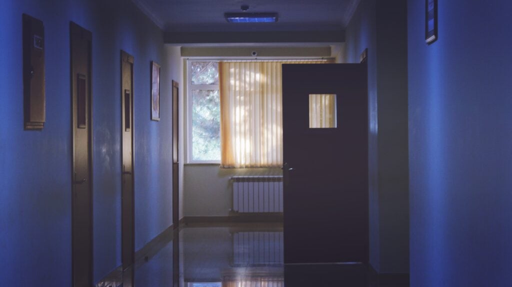 Ein dunkler Flur im Krankenhaus.