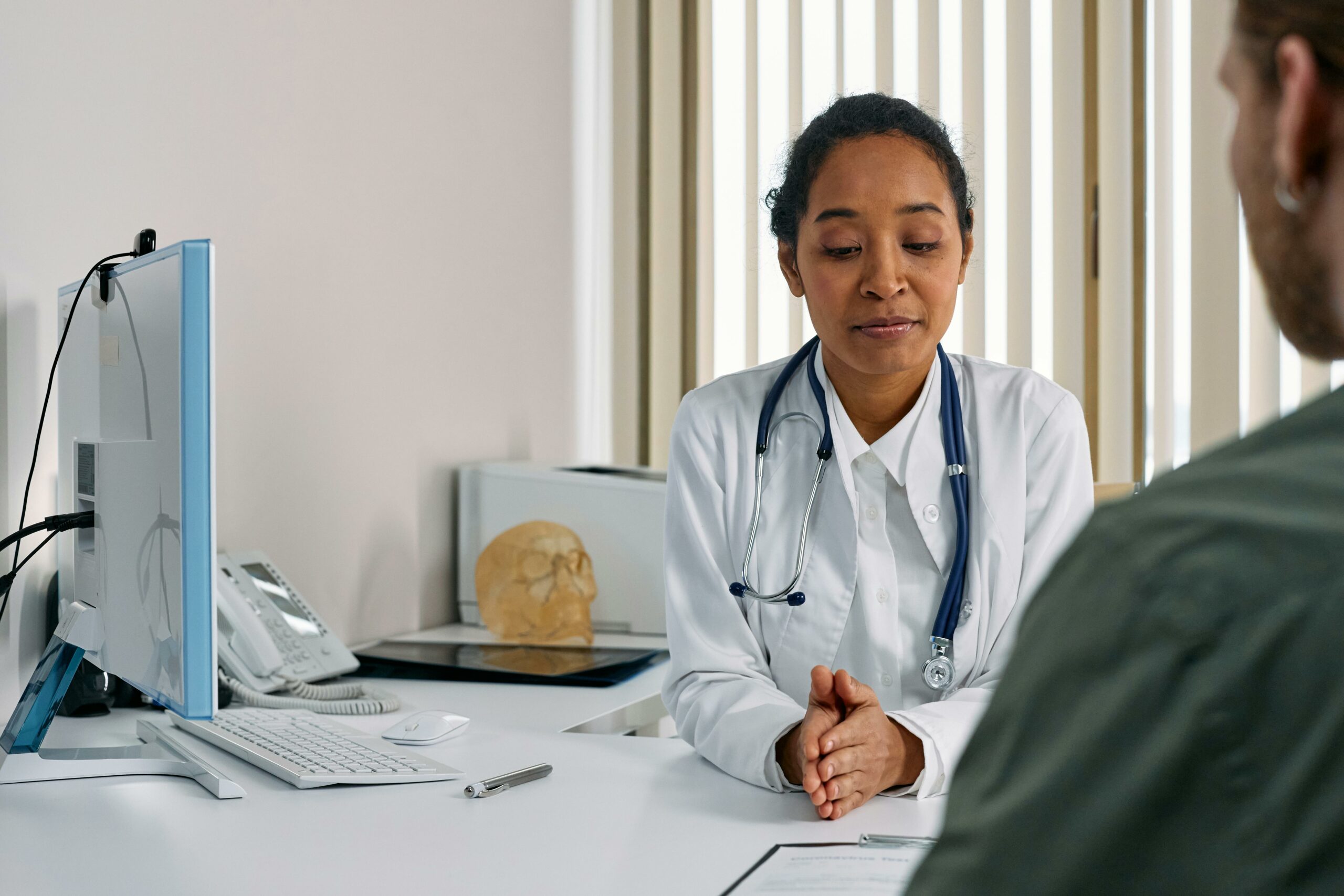 Ärztin weist Patienten ein.