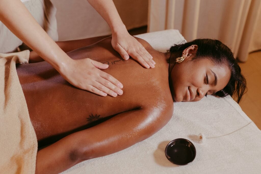 Frau liegt auf einer Therapieliege.