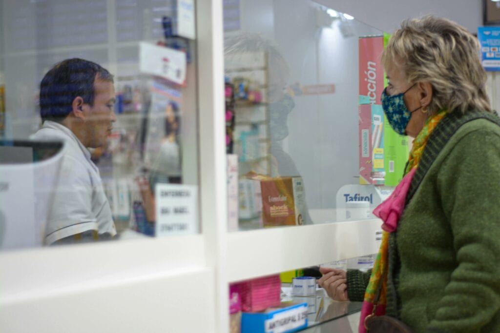 Person in einer Apotheke.