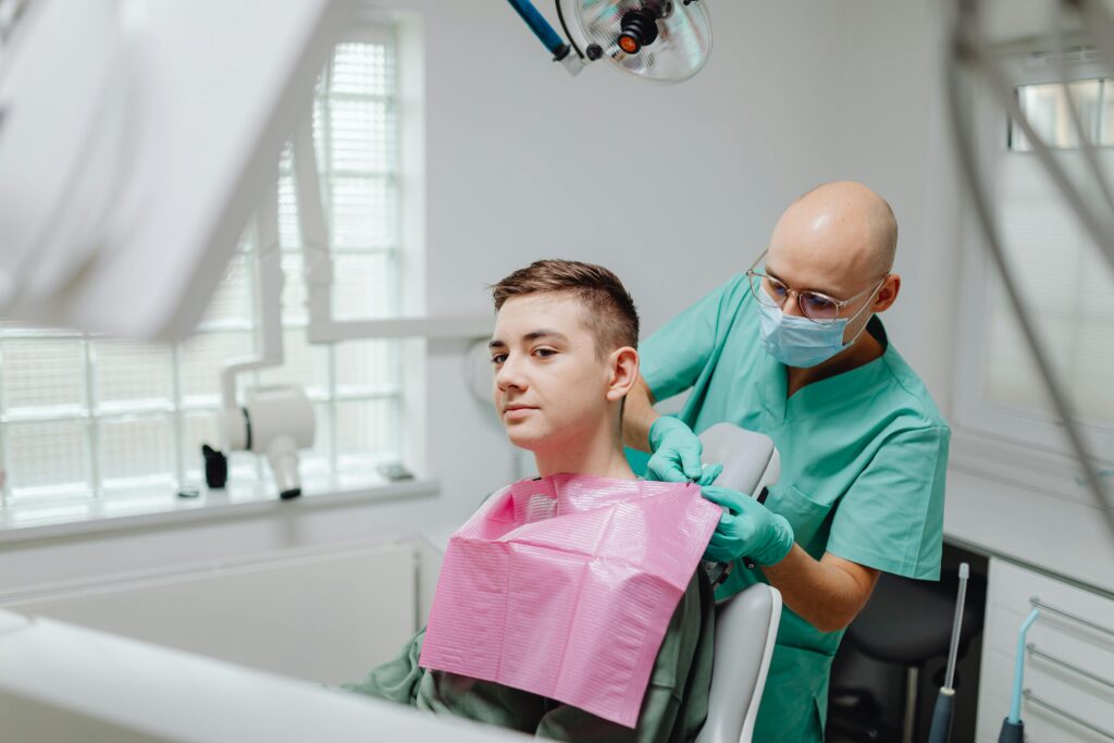 Patient wird für eine Zahn-Behandlung vorbereitet.